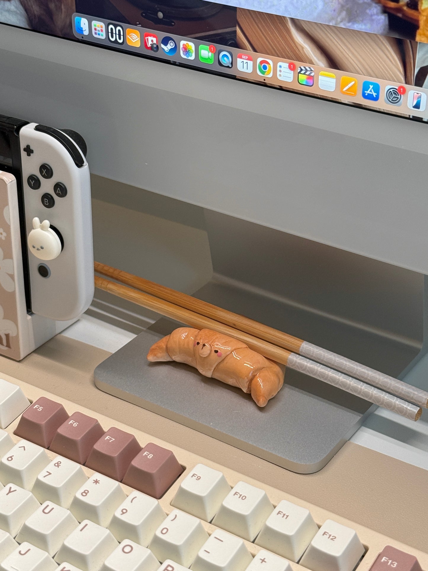 Croissant Holder